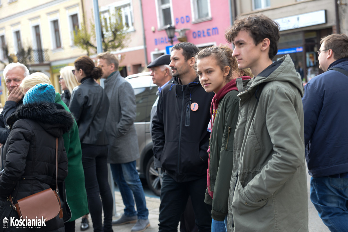 Manifestacja na Rynku popierająca nauczycieli