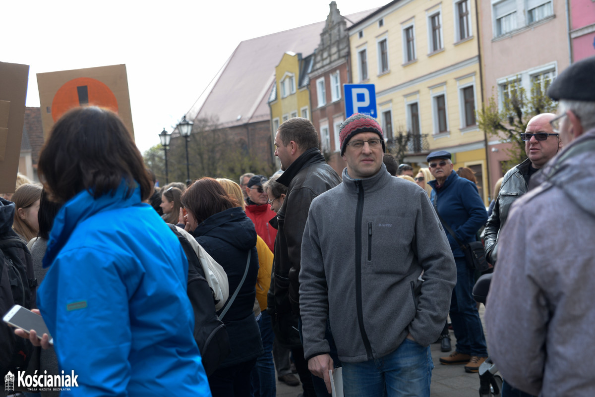 Manifestacja na Rynku popierająca nauczycieli