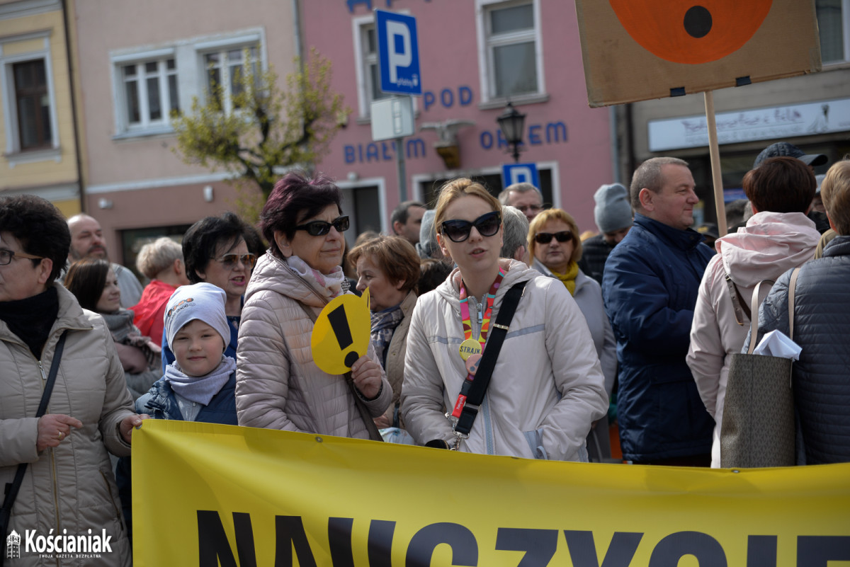 Manifestacja na Rynku popierająca nauczycieli
