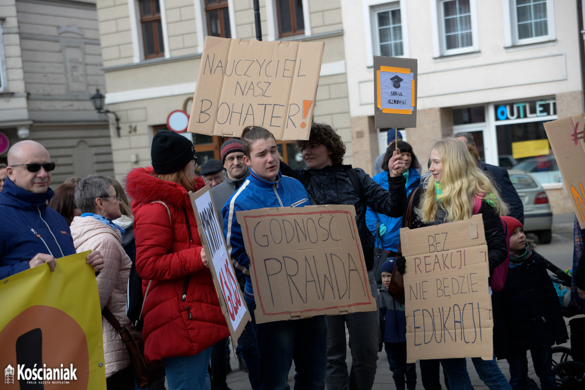 Manifestacja na Rynku popierająca nauczycieli