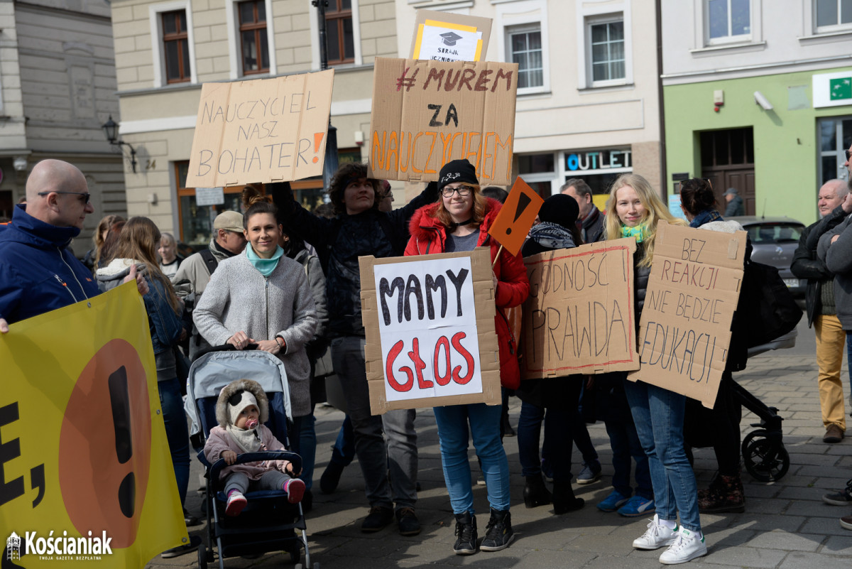 Manifestacja na Rynku popierająca nauczycieli