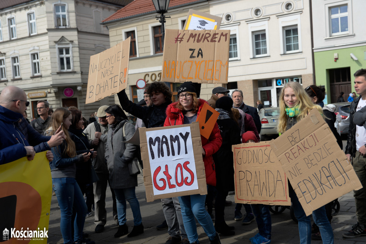 Manifestacja na Rynku popierająca nauczycieli