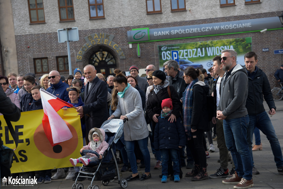 Manifestacja na Rynku popierająca nauczycieli