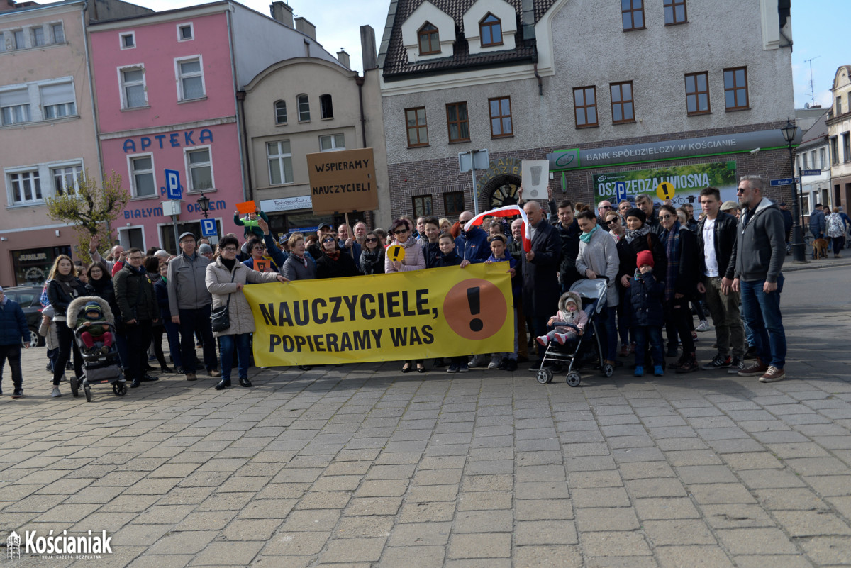 Manifestacja na Rynku popierająca nauczycieli