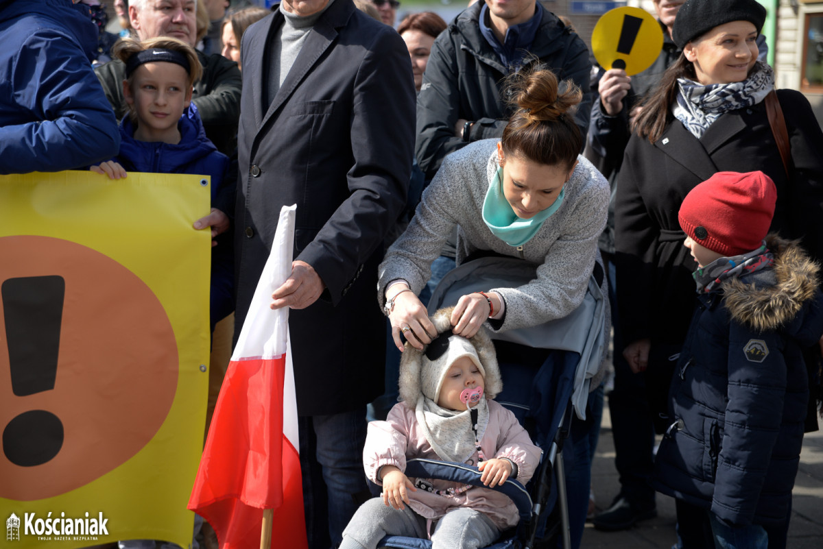 Manifestacja na Rynku popierająca nauczycieli