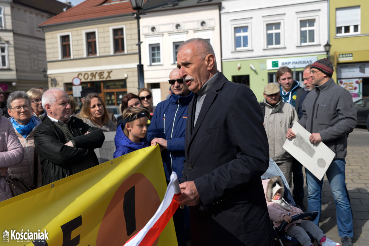 Manifestacja na Rynku popierająca nauczycieli