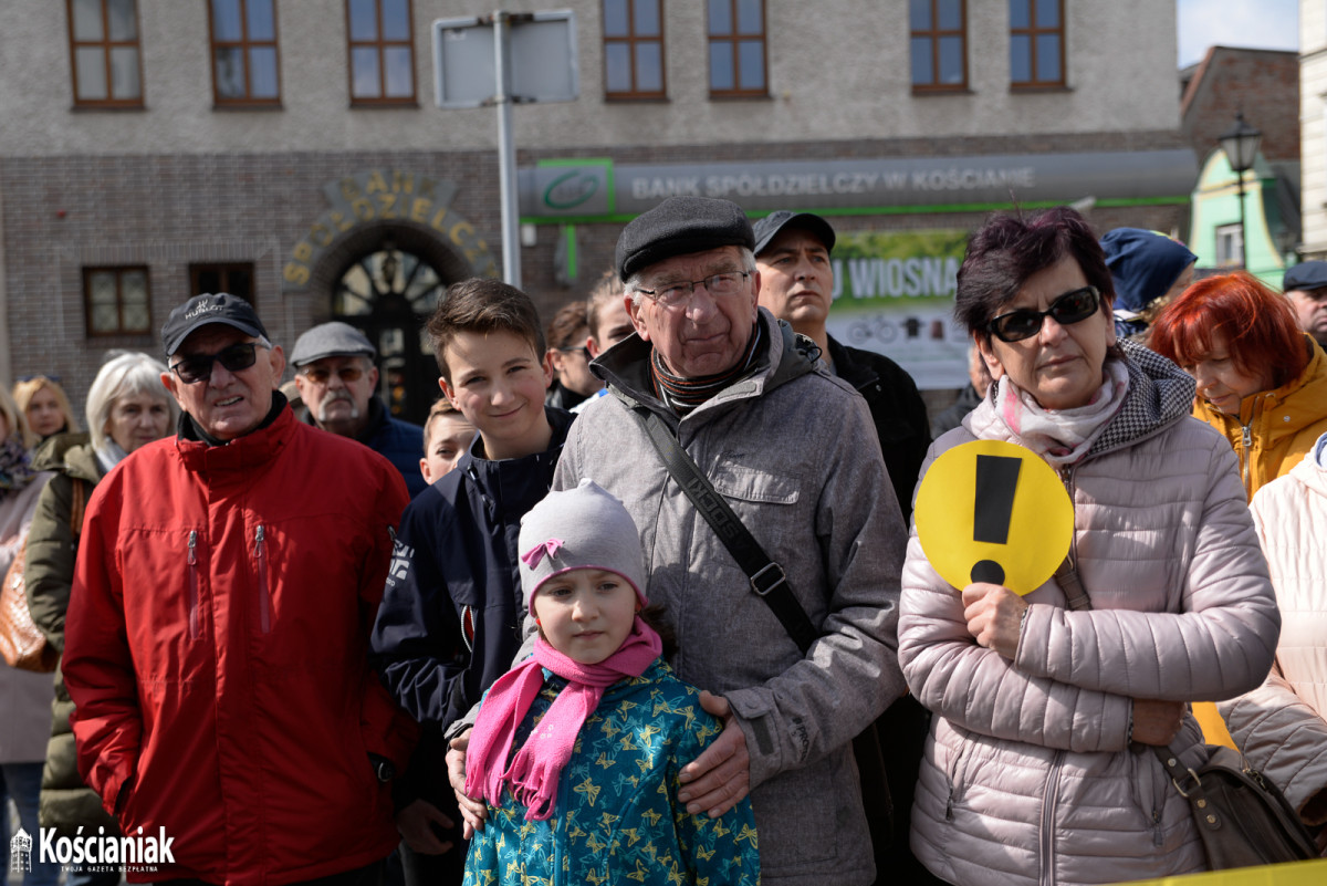 Manifestacja na Rynku popierająca nauczycieli