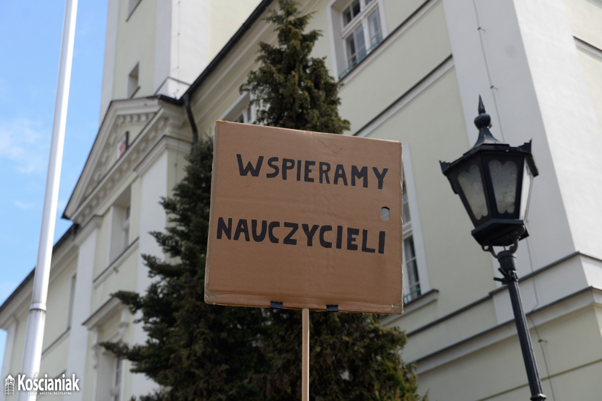 Manifestacja na Rynku popierająca nauczycieli