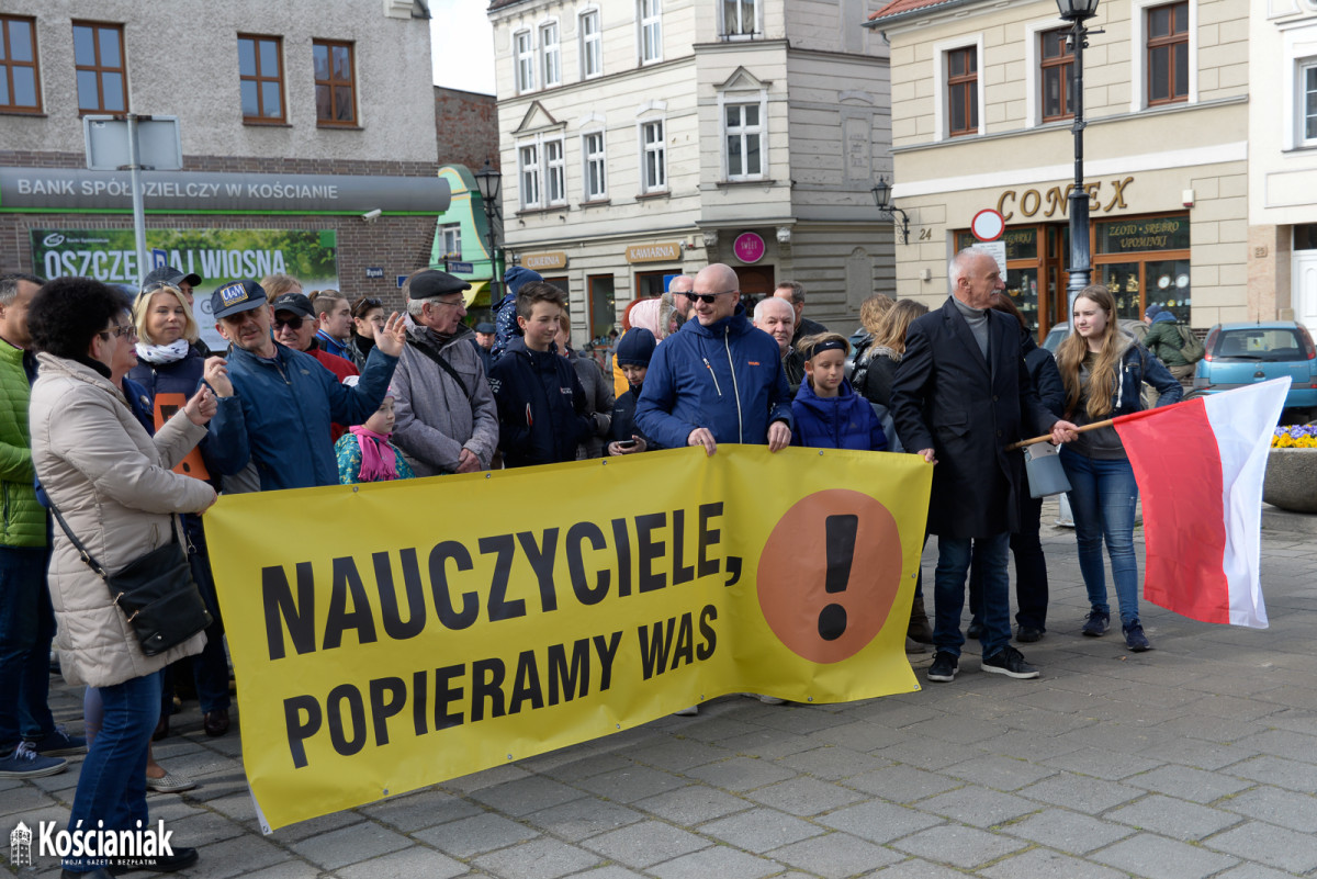 Manifestacja na Rynku popierająca nauczycieli