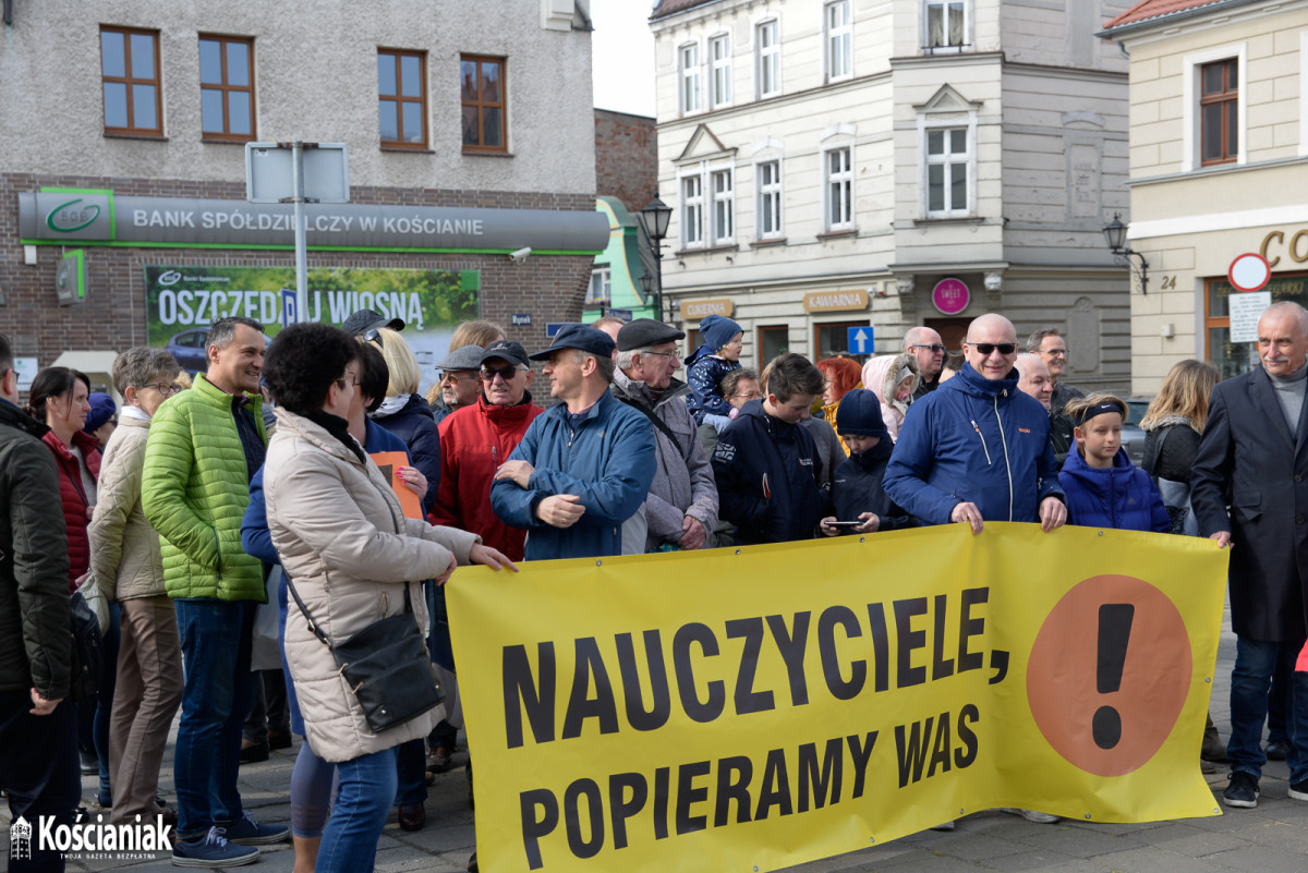 Manifestacja na Rynku popierająca nauczycieli
