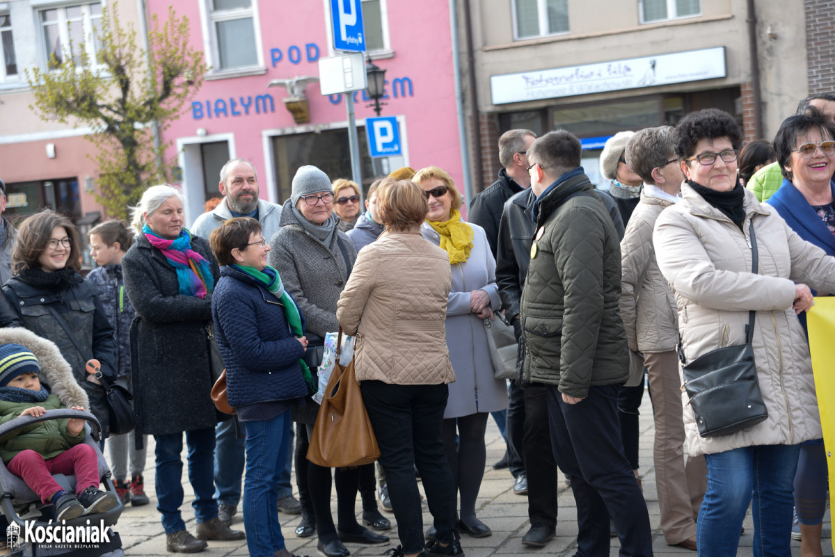 Manifestacja na Rynku popierająca nauczycieli