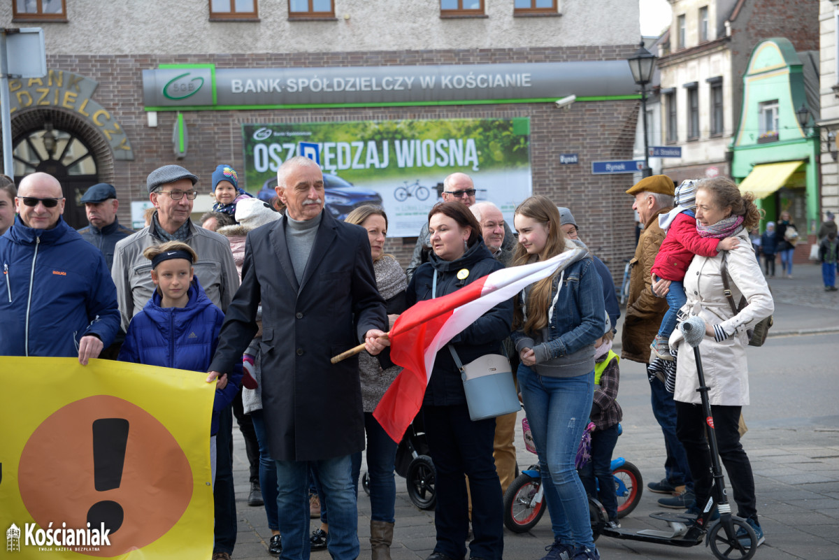 Manifestacja na Rynku popierająca nauczycieli