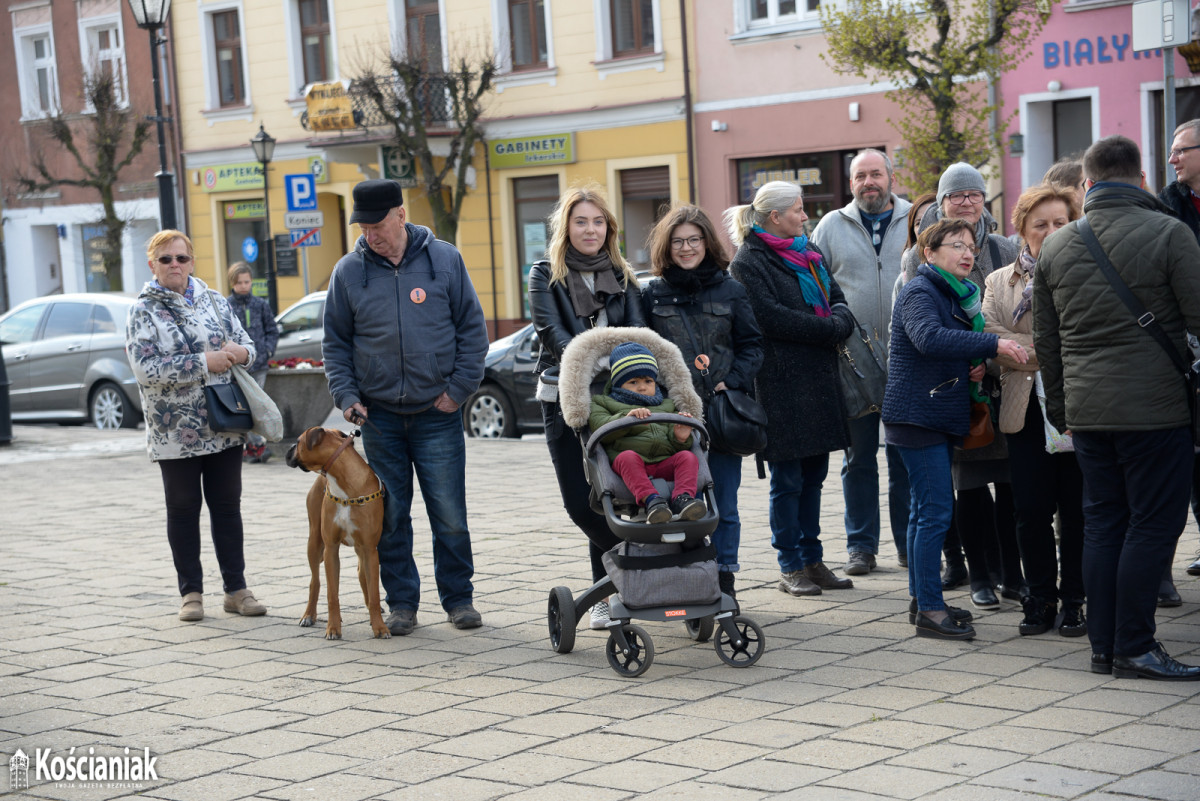 Manifestacja na Rynku popierająca nauczycieli