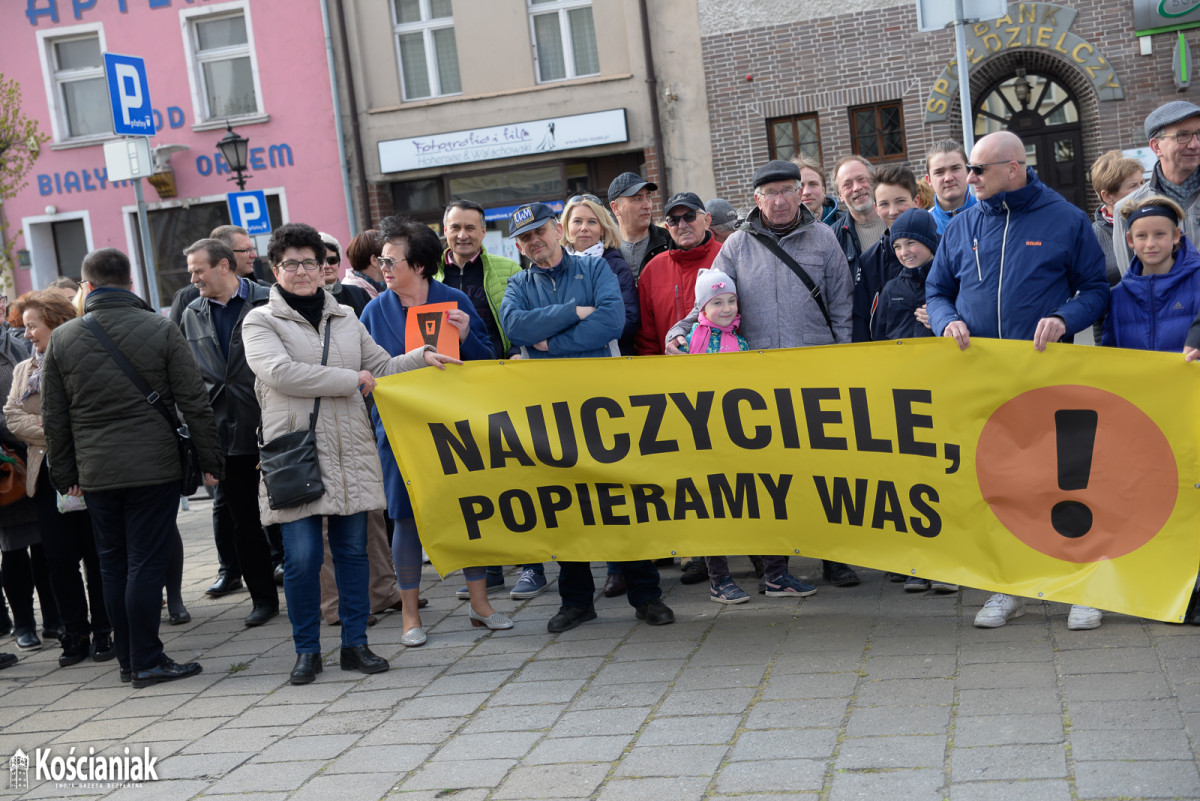 Manifestacja na Rynku popierająca nauczycieli