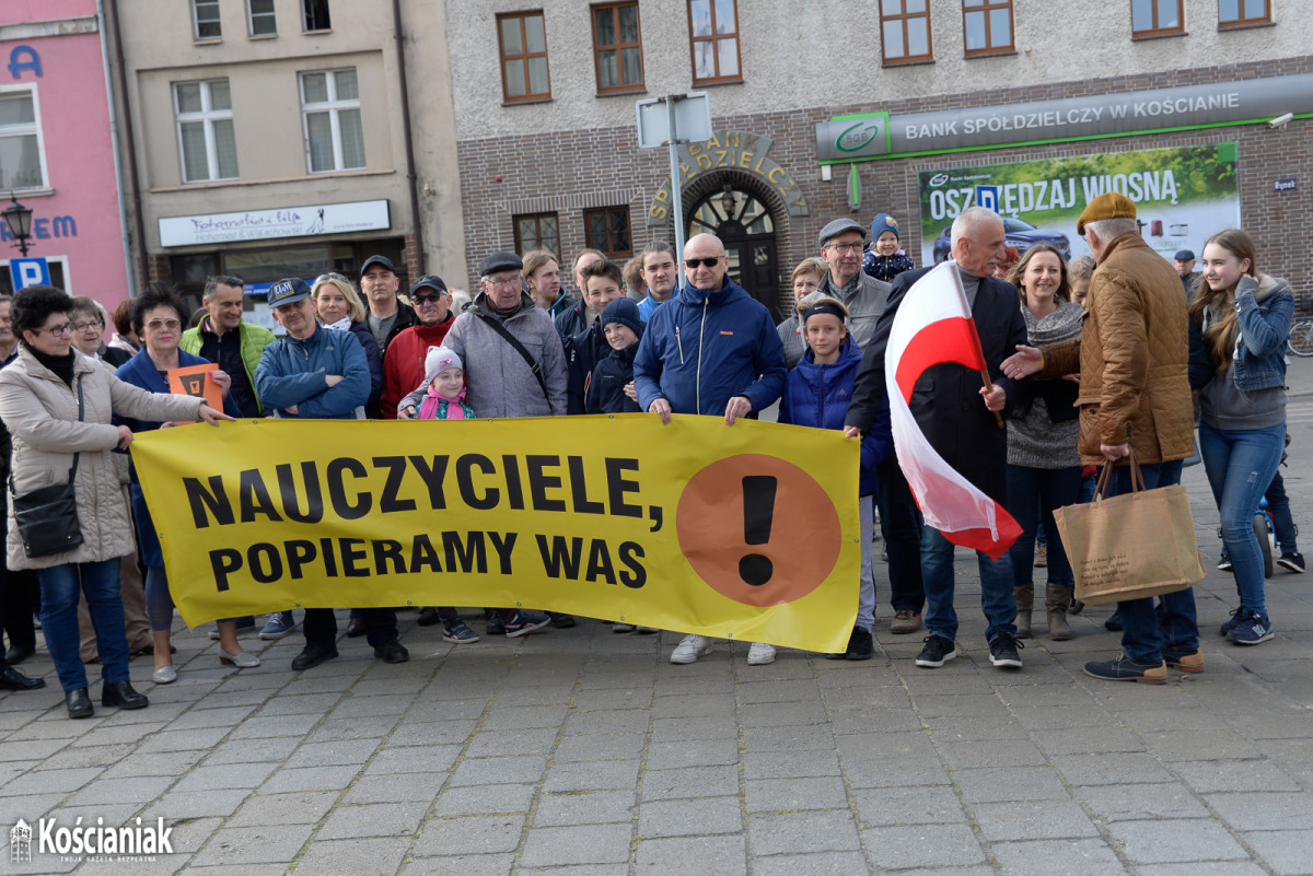 Manifestacja na Rynku popierająca nauczycieli