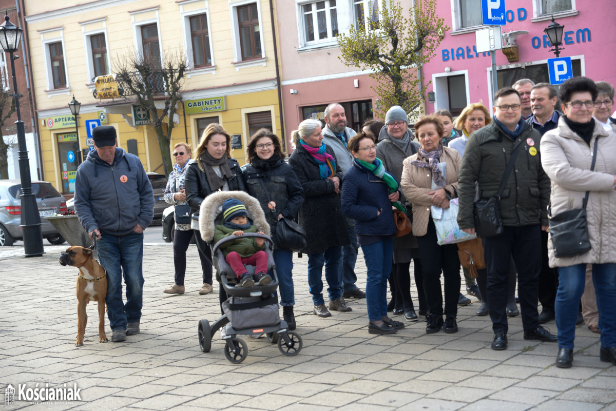 Manifestacja na Rynku popierająca nauczycieli