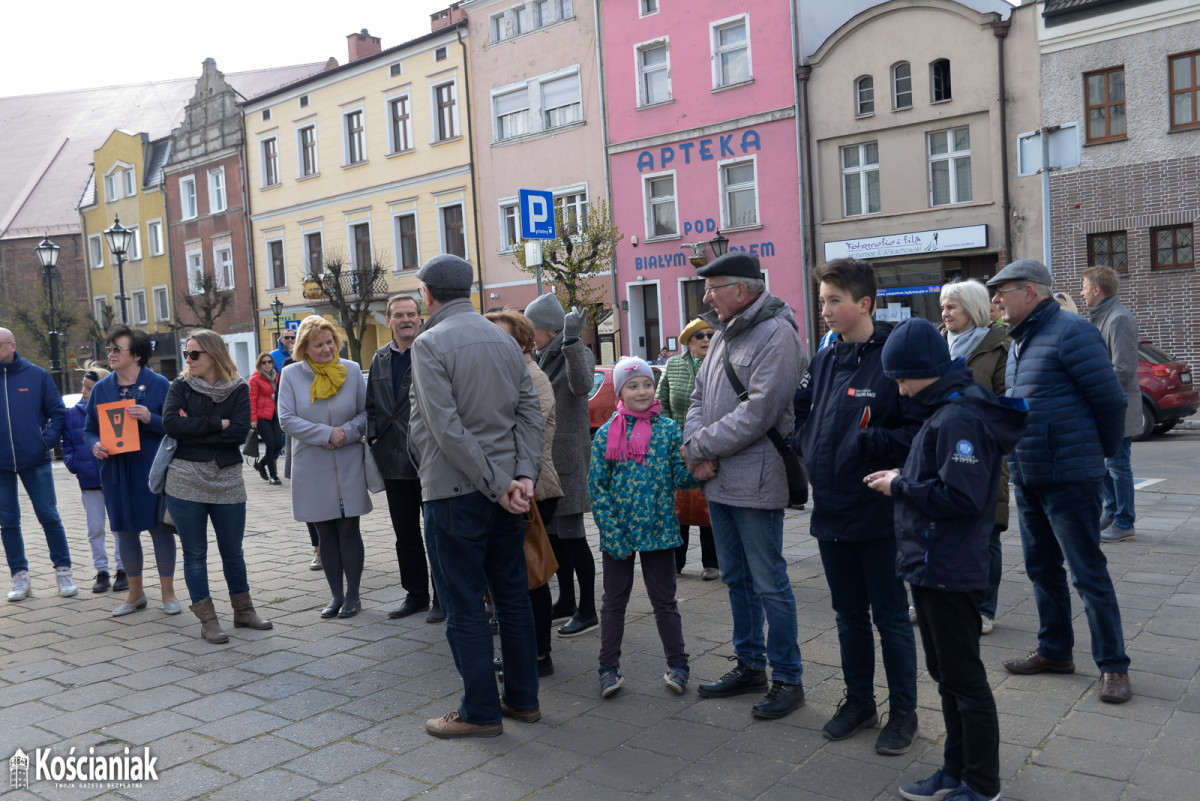 Manifestacja na Rynku popierająca nauczycieli