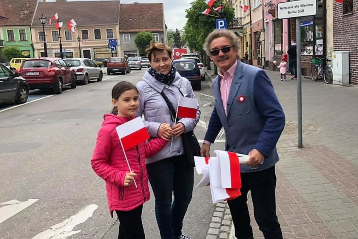 Rozdawali chorągiewki na Rynku