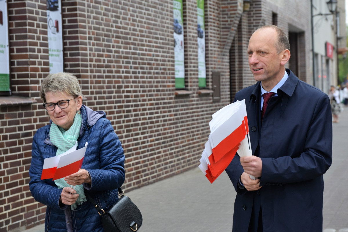 Rozdawali chorągiewki na Rynku