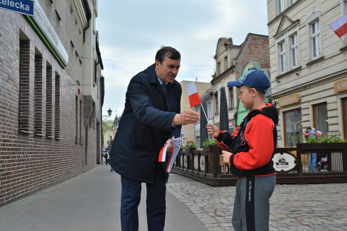 Rozdawali chorągiewki na Rynku