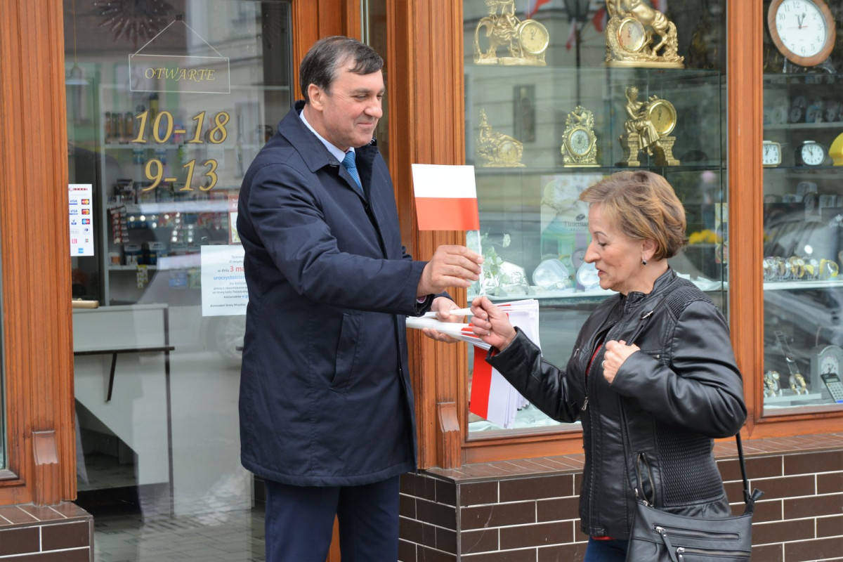 Rozdawali chorągiewki na Rynku