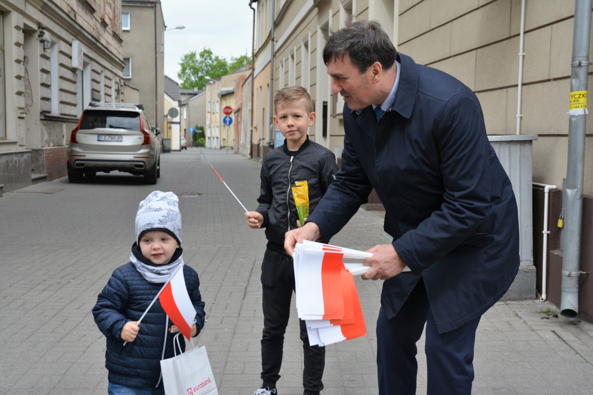 Rozdawali chorągiewki na Rynku