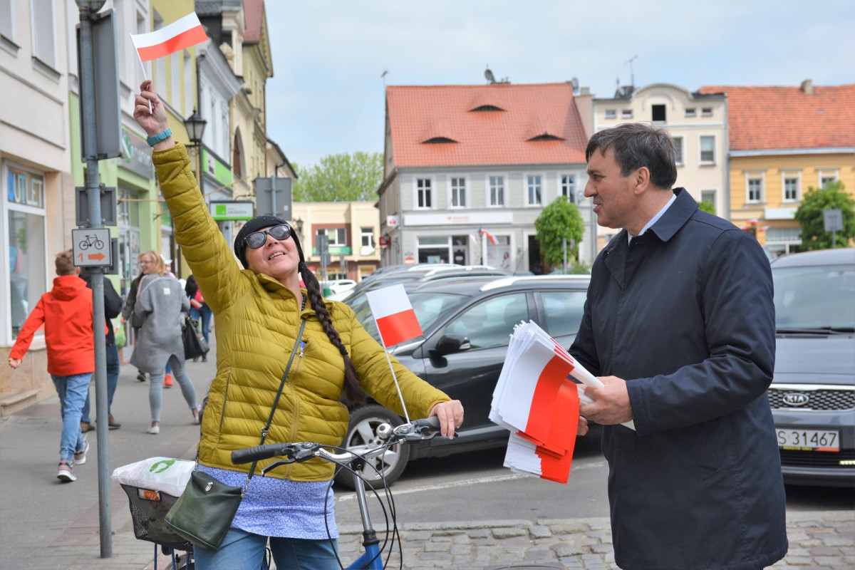 Rozdawali chorągiewki na Rynku