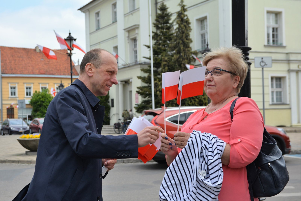 Rozdawali chorągiewki na Rynku