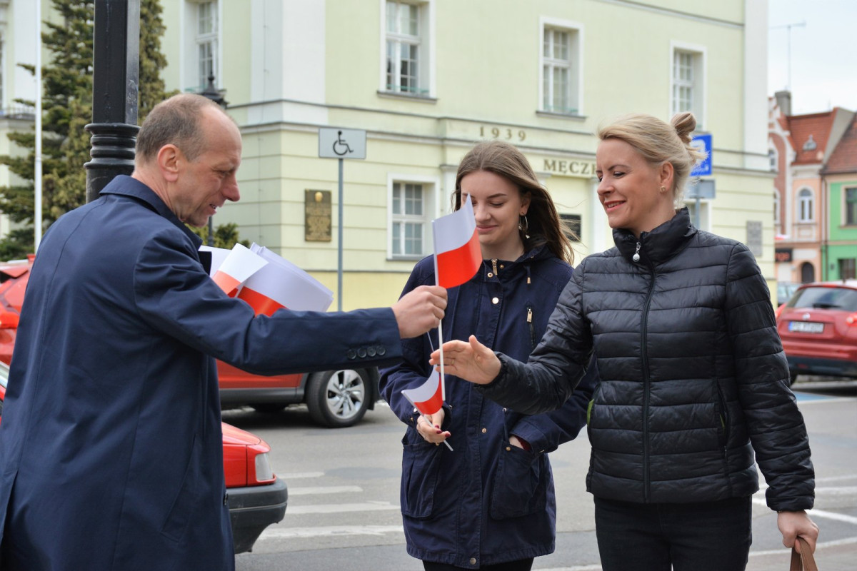 Rozdawali chorągiewki na Rynku