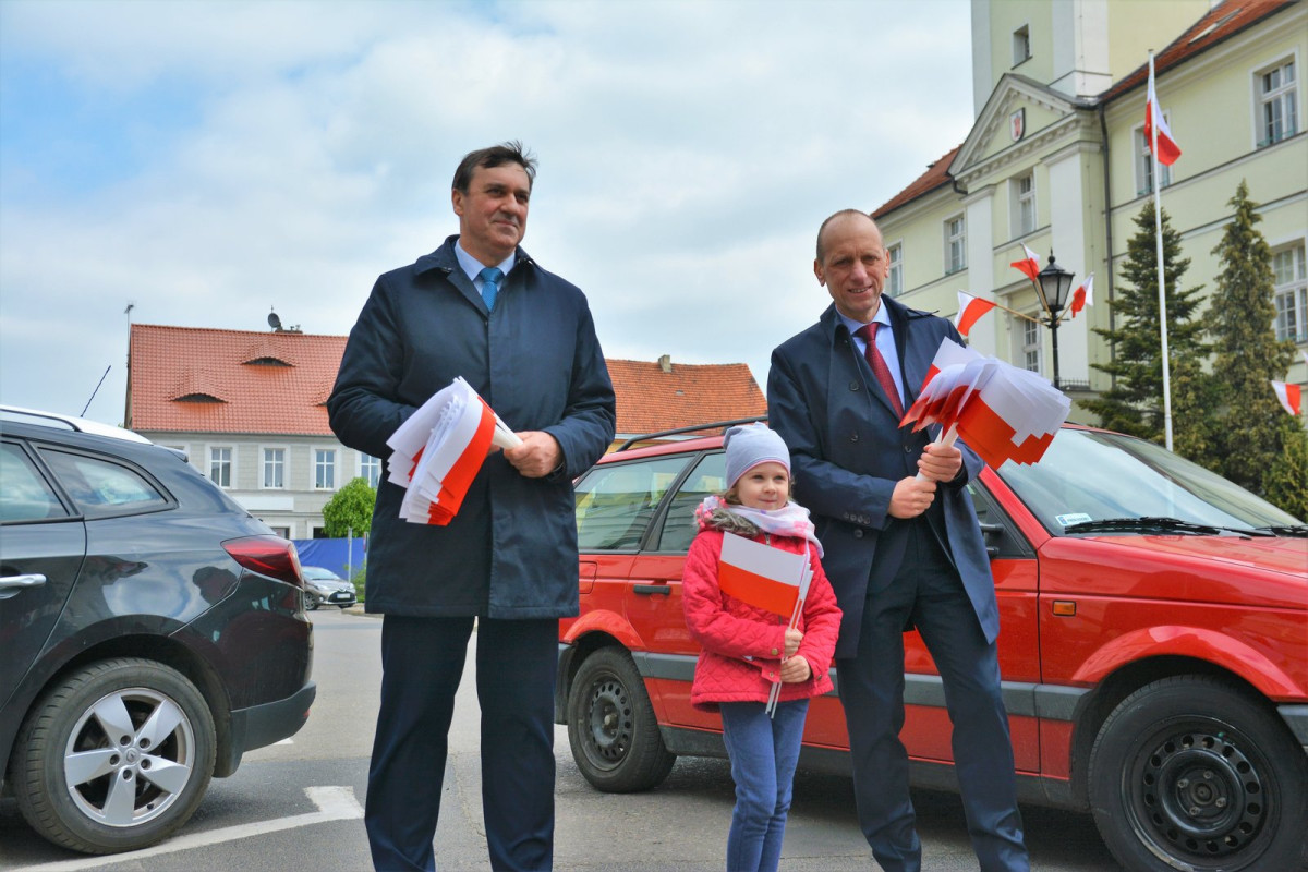 Rozdawali chorągiewki na Rynku