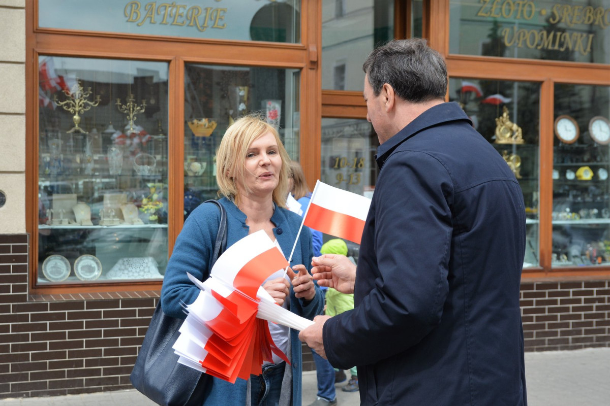 Rozdawali chorągiewki na Rynku