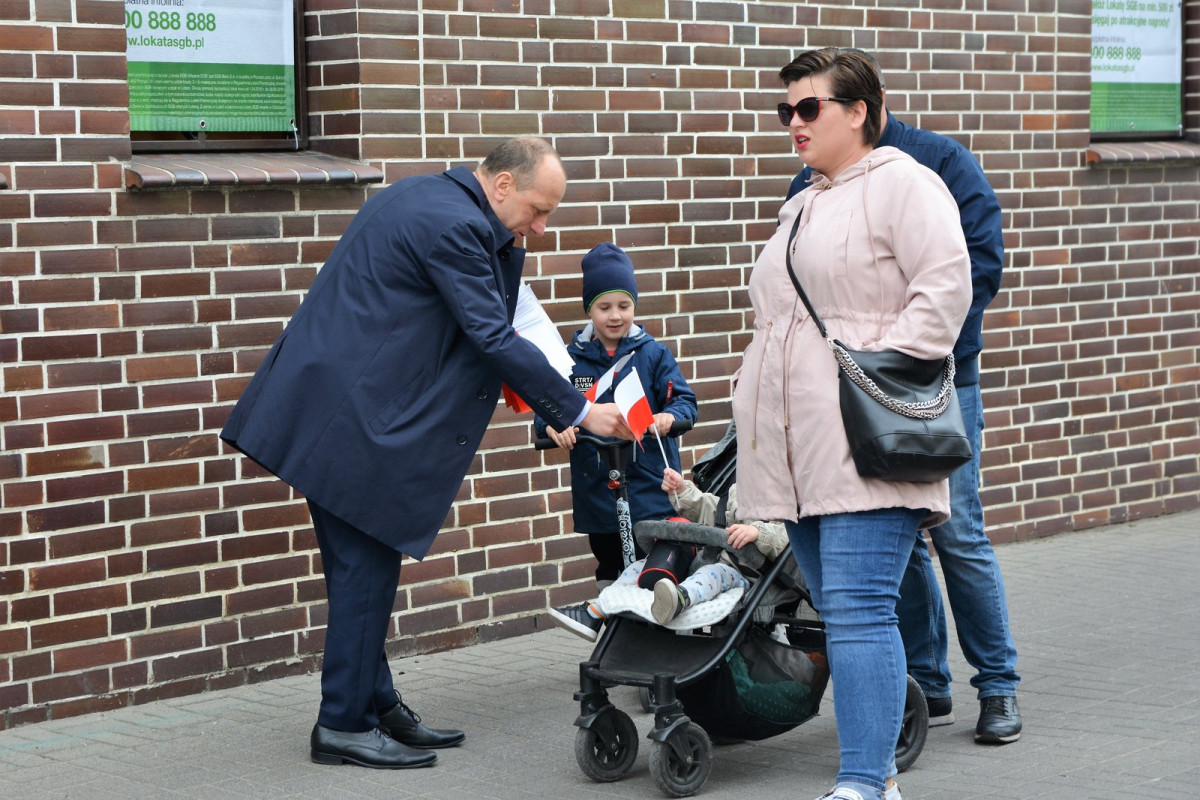 Rozdawali chorągiewki na Rynku