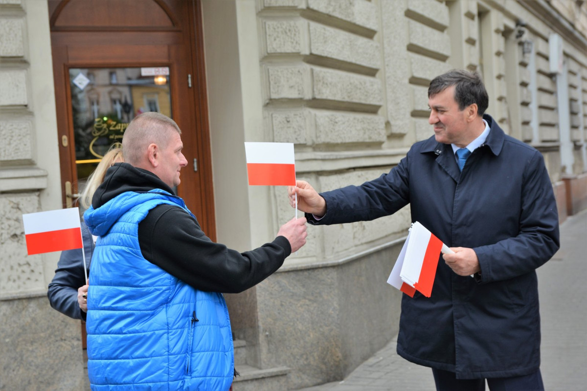 Rozdawali chorągiewki na Rynku