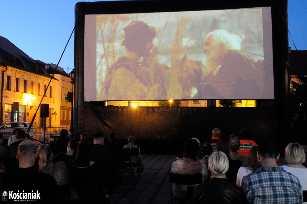 Nocne kino pod gołym niebem