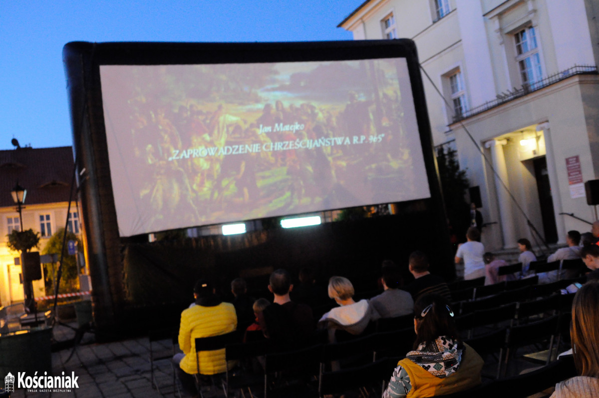 Nocne kino pod gołym niebem