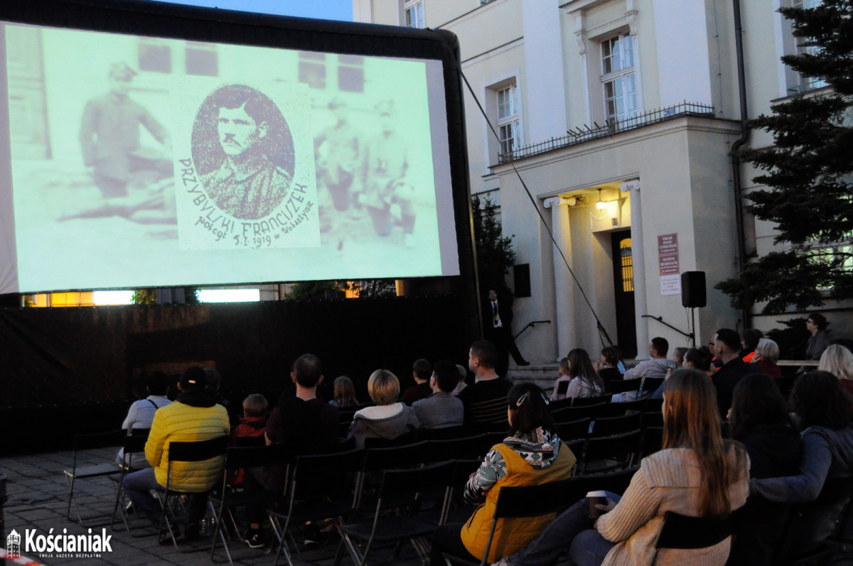 Nocne kino pod gołym niebem