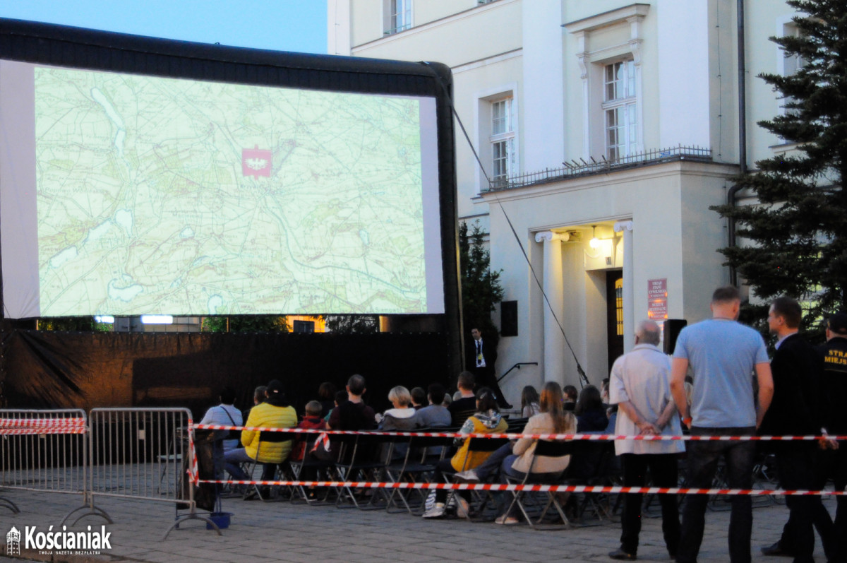 Nocne kino pod gołym niebem