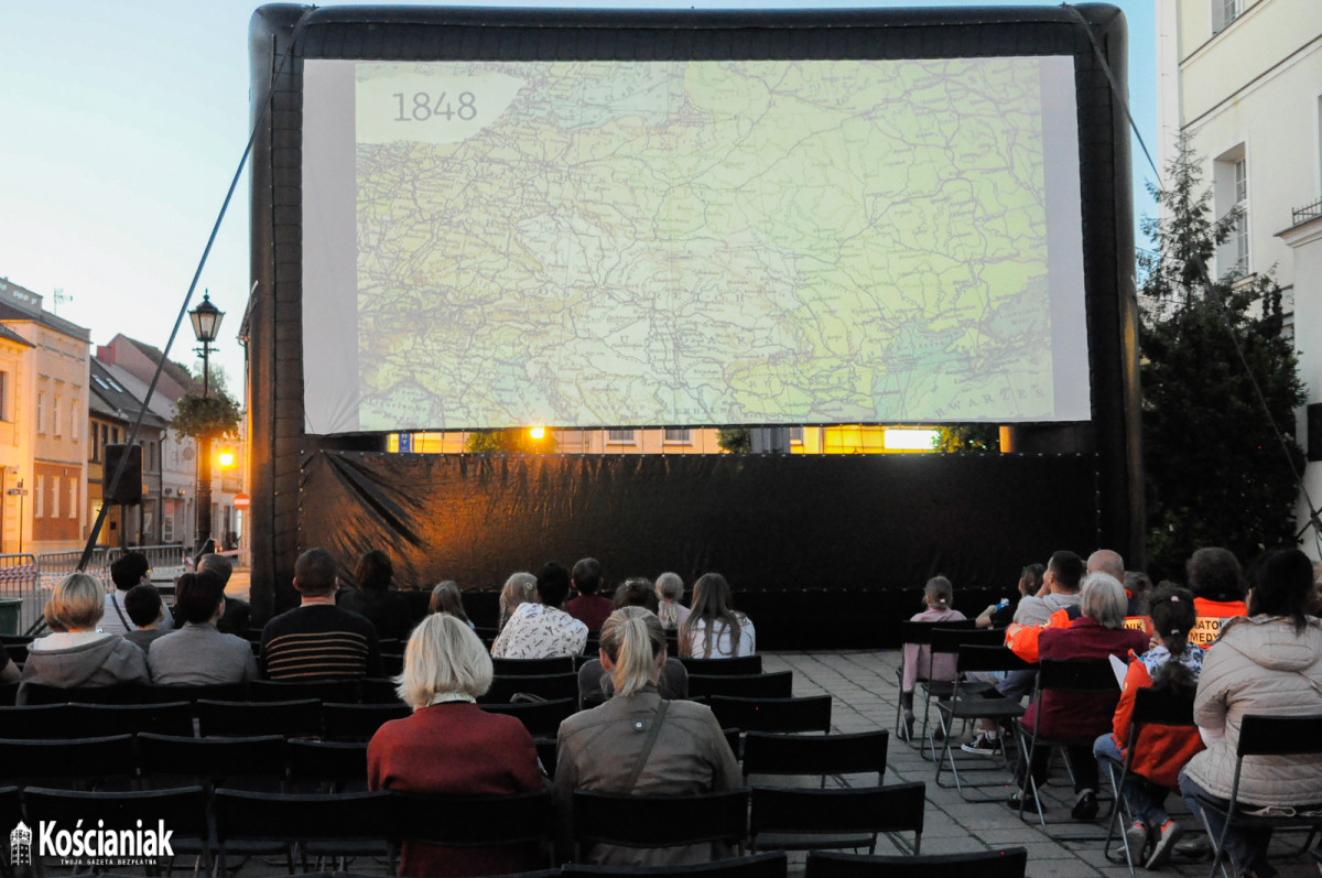 Nocne kino pod gołym niebem