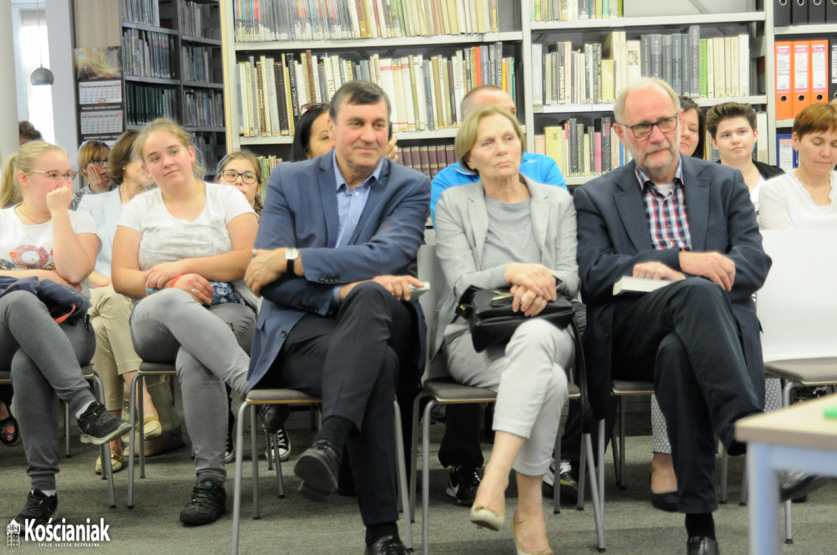 Szymon Hołownia w bibliotece