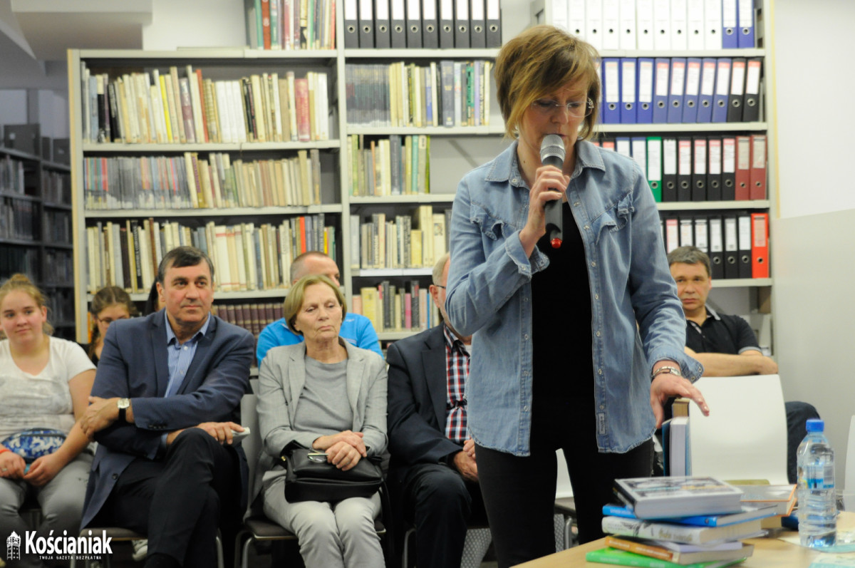 Szymon Hołownia w bibliotece