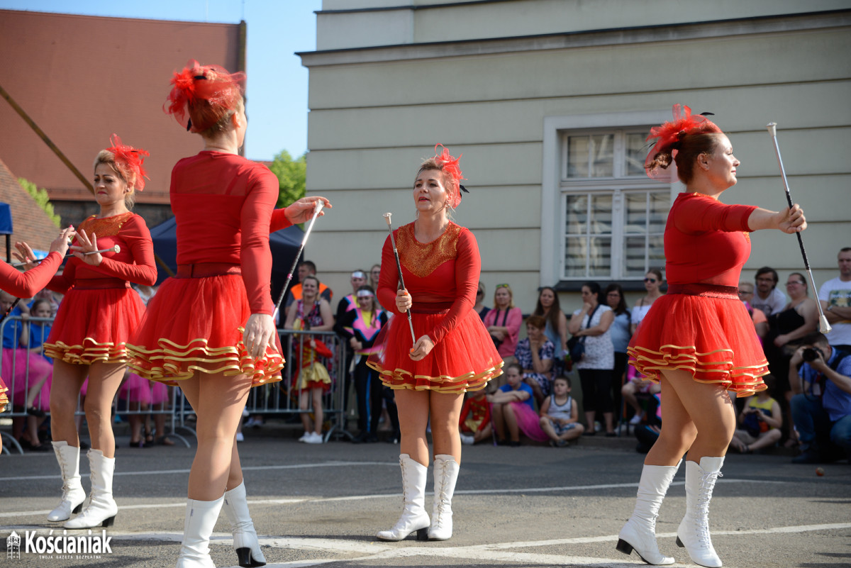 Występ orkiestr i mażoretek