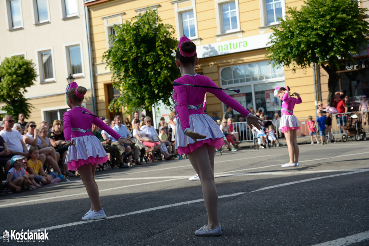 Występ orkiestr i mażoretek