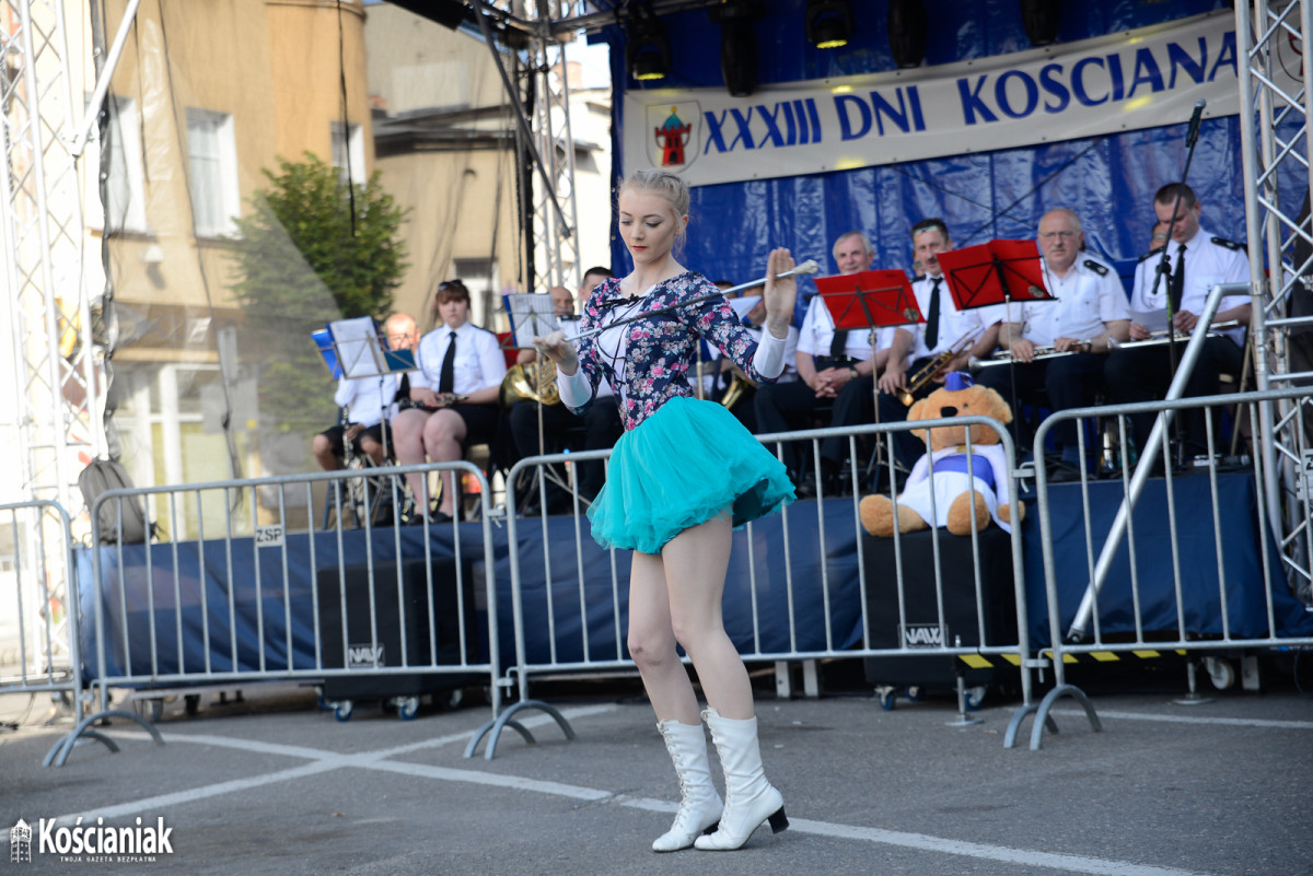 Występ orkiestr i mażoretek