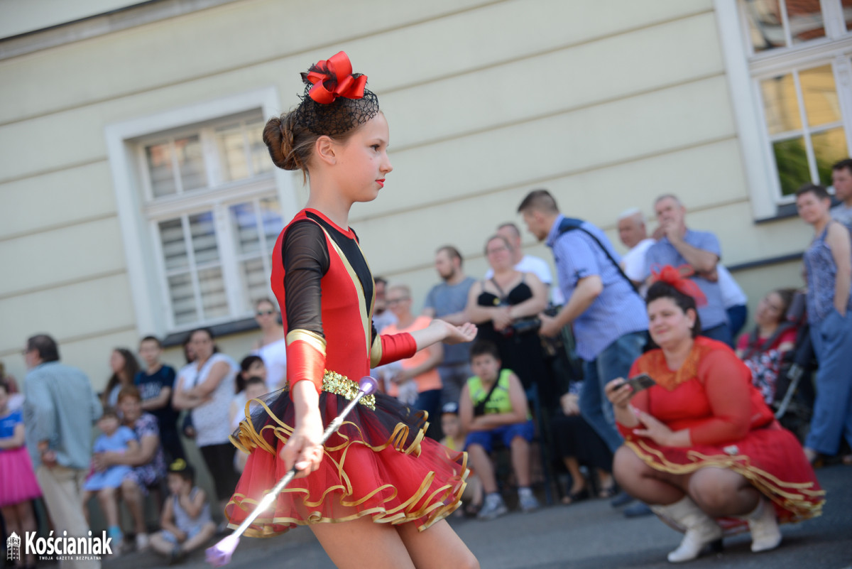 Występ orkiestr i mażoretek