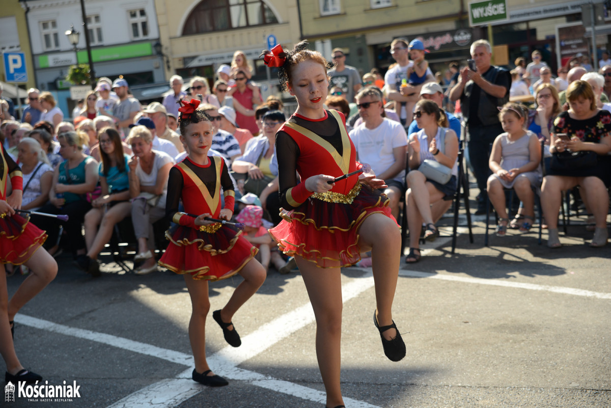 Występ orkiestr i mażoretek