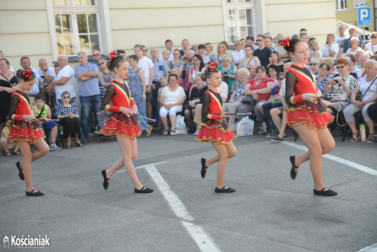 Występ orkiestr i mażoretek