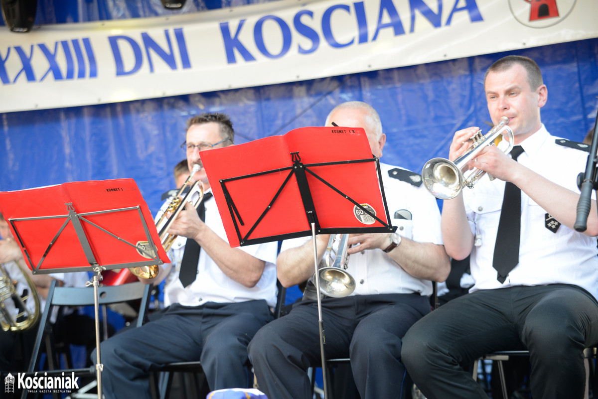 Występ orkiestr i mażoretek