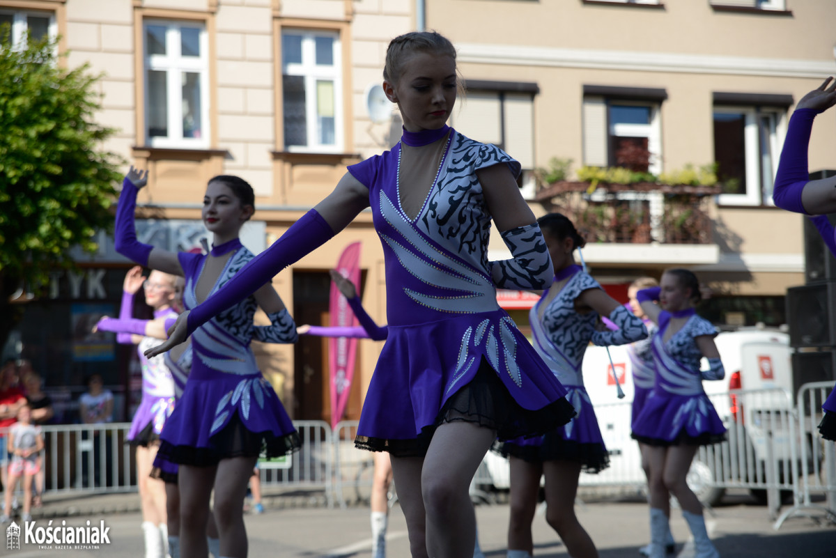 Występ orkiestr i mażoretek