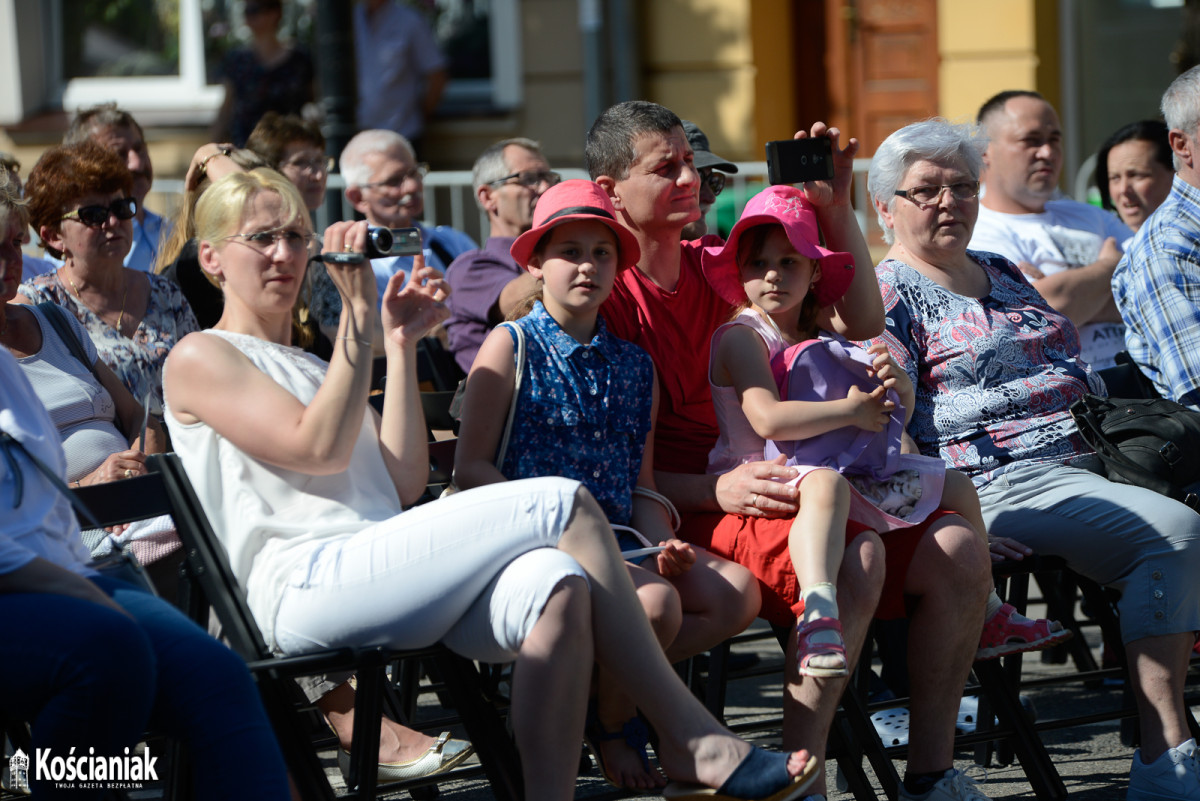 Występ orkiestr i mażoretek