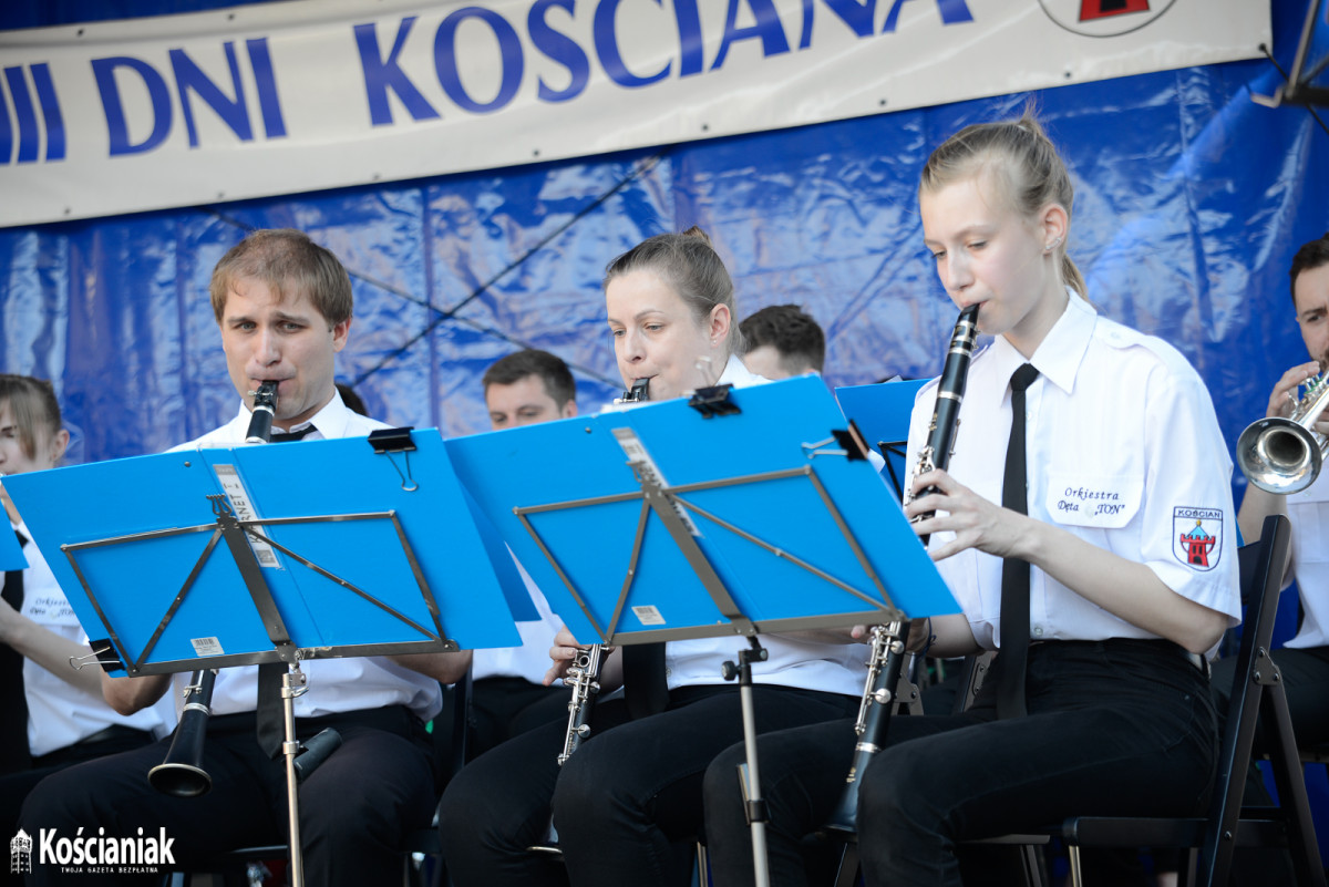 Występ orkiestr i mażoretek